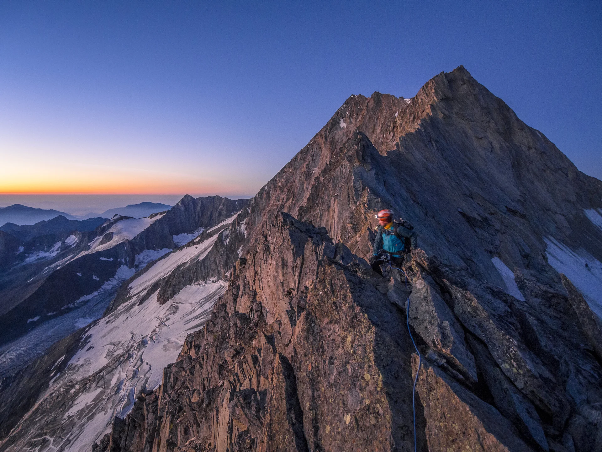 Sonnenaufgang zwischen verschneiten Berggipfeln | © DAV/Silvan Metz