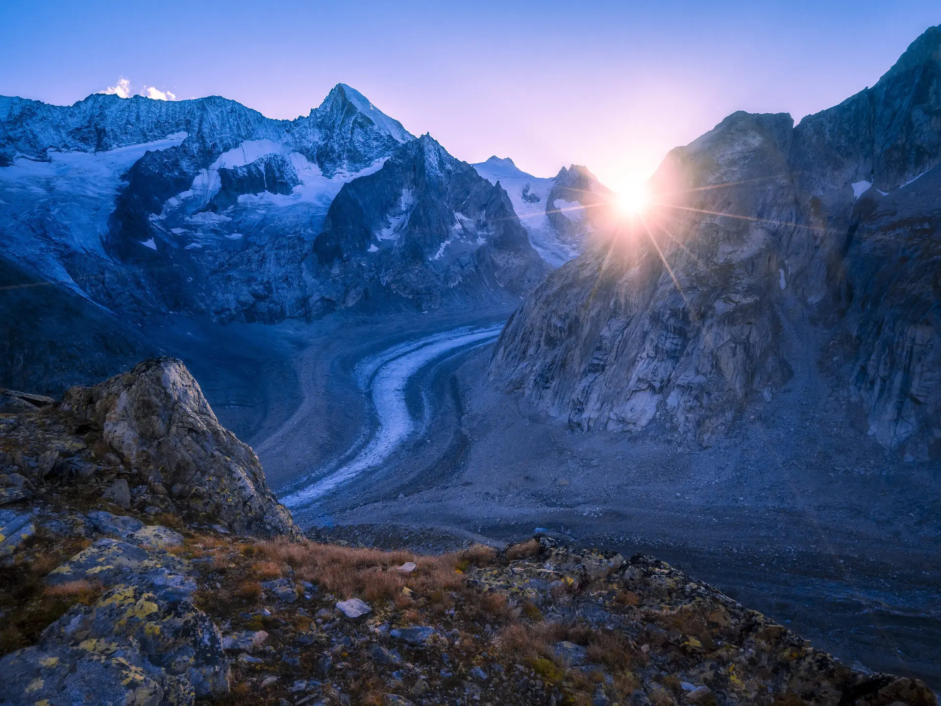Sonnenaufgang zwischen verschneiten Berggipfeln | © DAV/Silvan Metz