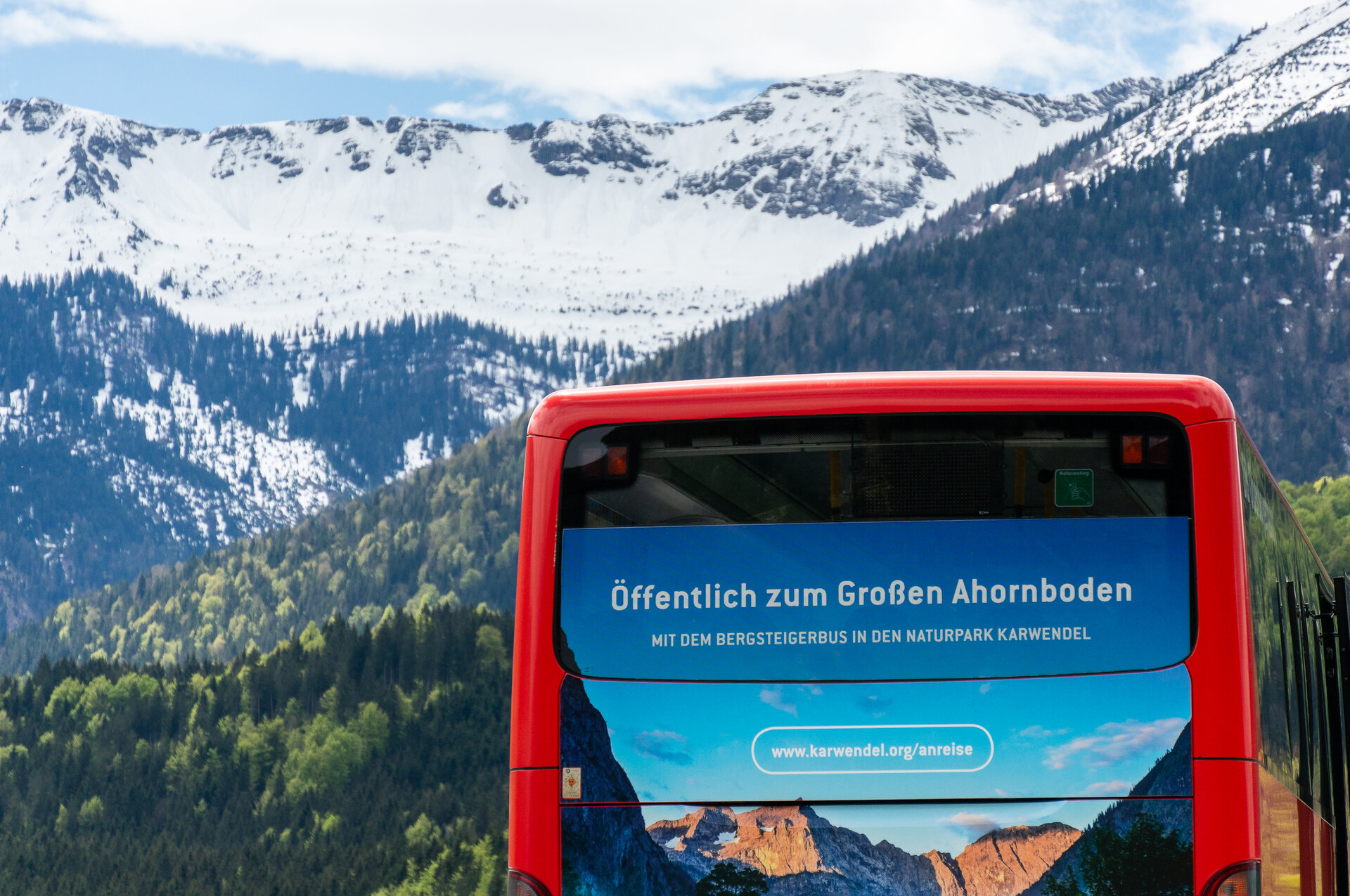 Bergsteigerbus | © DAV/Tobias Hipp Der Bergsteigerbus – von hinten fotografiert - fährt in die Alpen | © DAV/Tobias Hipp